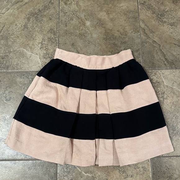 BCBG Generation Pleated Black and Beige Stripe Mini Skirt with Pockets Sz 4 - Picture 1 of 6